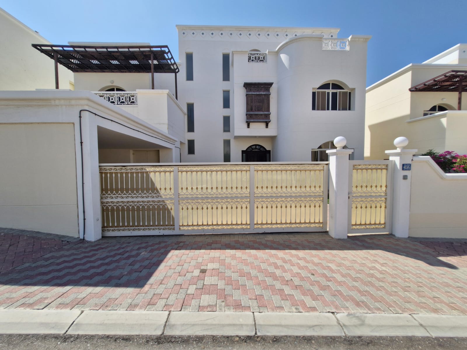 6 BR + 1 Maid’s Room Beautiful Villa for Rent in Qurum – Compound